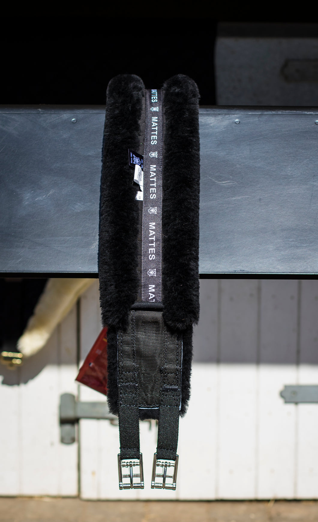 Mattes Straight Girth Black with Black Sheepskin